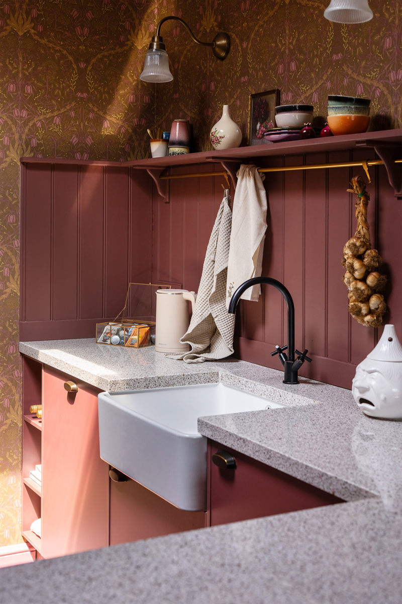 Kraaldelen als achterwand in de keuken met terrazzo werkblad van Debbie