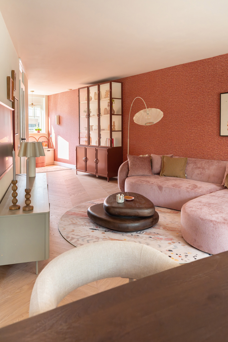 Make-over Cindy met warme en zachte tinten. Rond vloerkleed en vitrinekast.