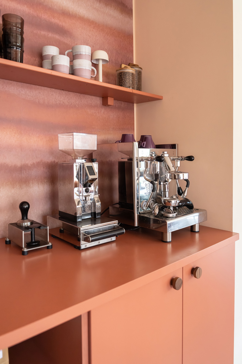 Coffee corner met eijffinger behang met de verfkleuren Ginger Kiss, Tanned Hide van Histor