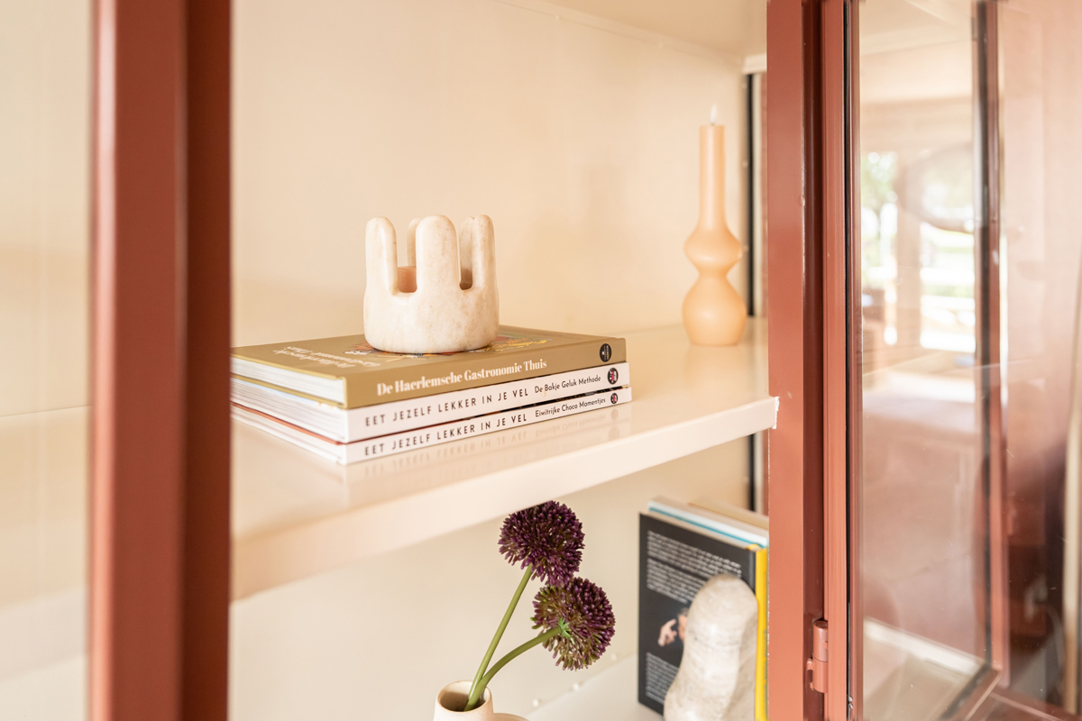 Detail van de vitrinekast van de make-over van Cindy met 5 tips