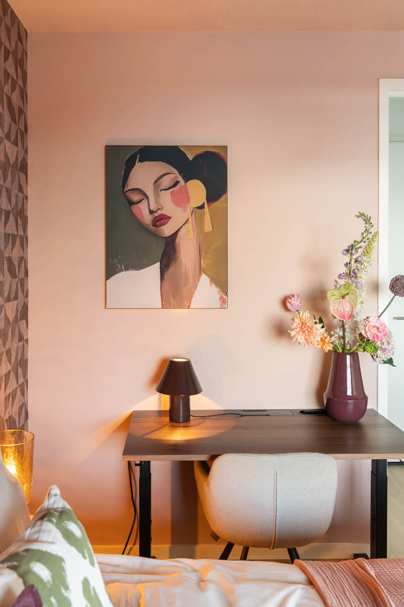 Stijlvol bureau met kunstbloemen van Rhodé en warm lampje en
