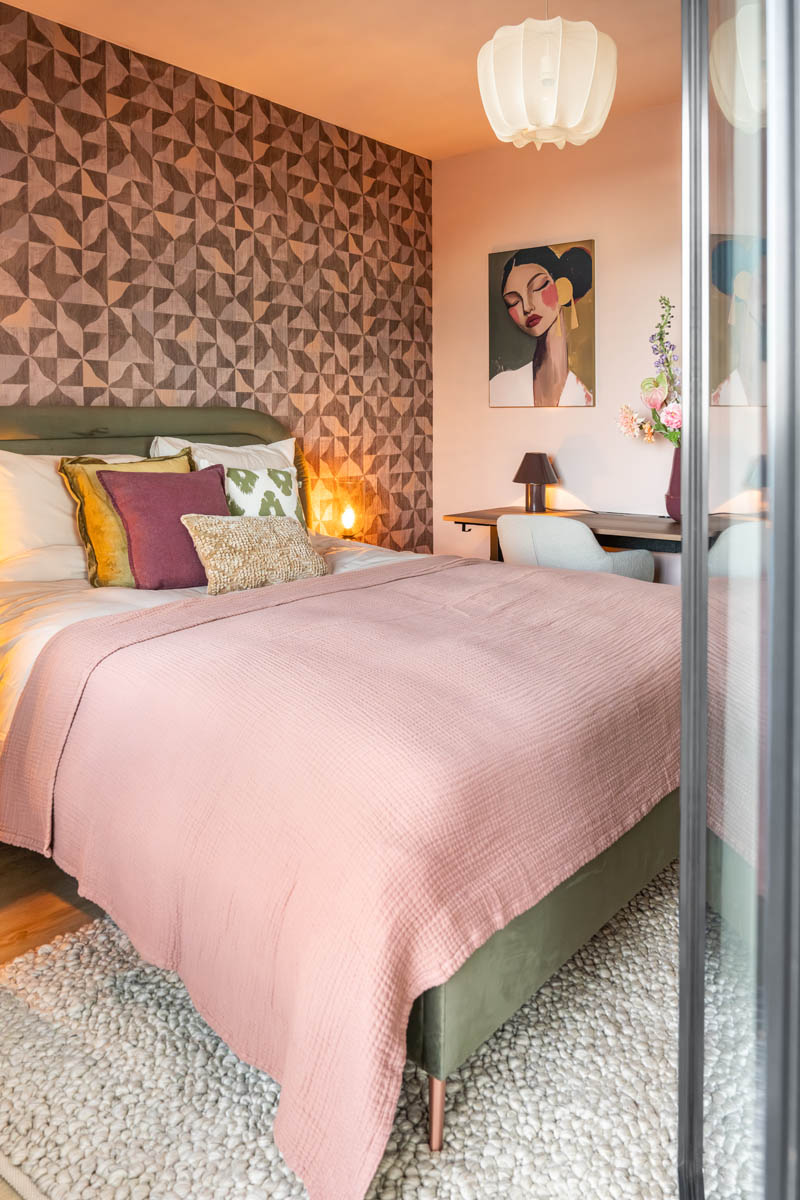 Sensory behang van Eijffinger met gestoffeerd bed met afgeronde hoeken en warm kleed
