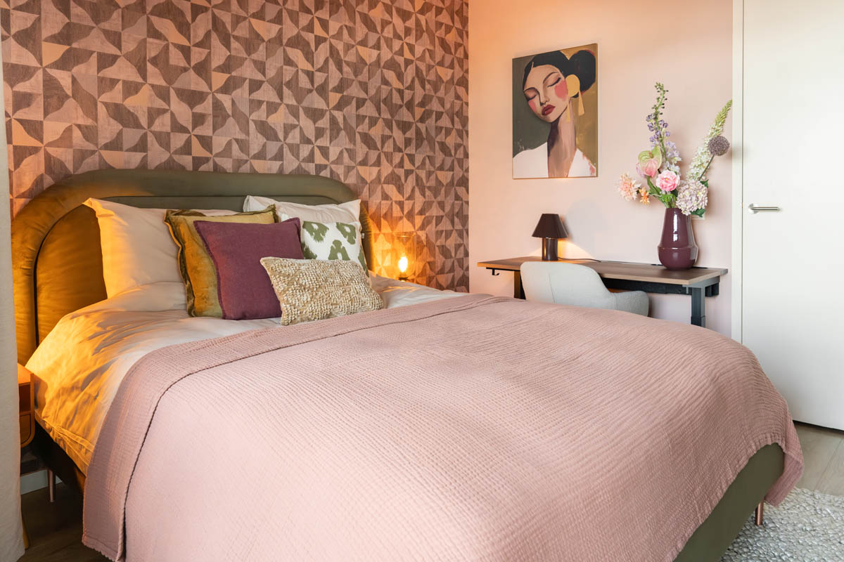Gestoffeerd romantisch bed van Beter Bed, gecombineerd met het Sensory behang van Eijffinger voor een hotelgevoel