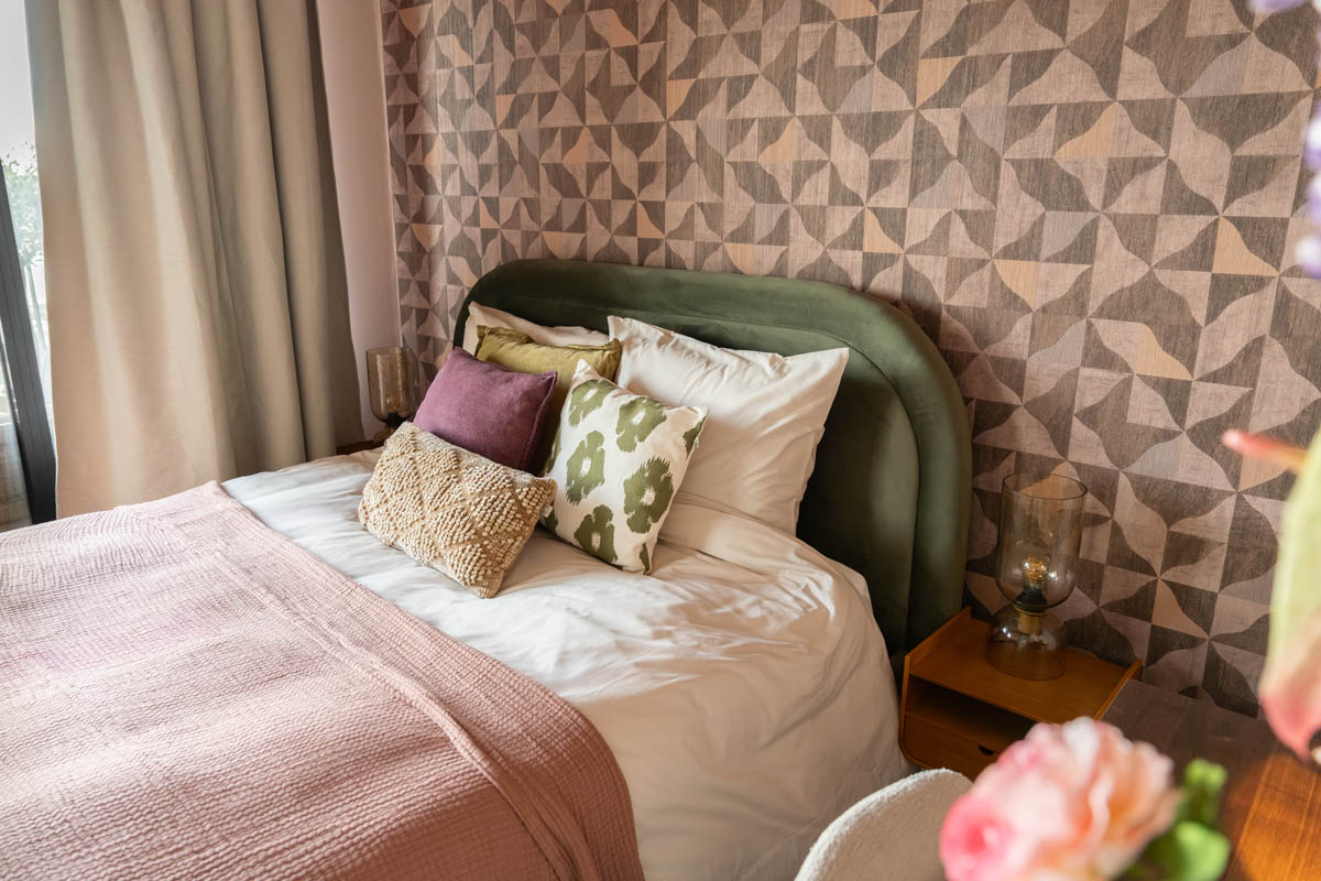 Slaapkamer met gestoffeerd hoofdbord met afgeronde hoeken en Eijffinger Sensory behang