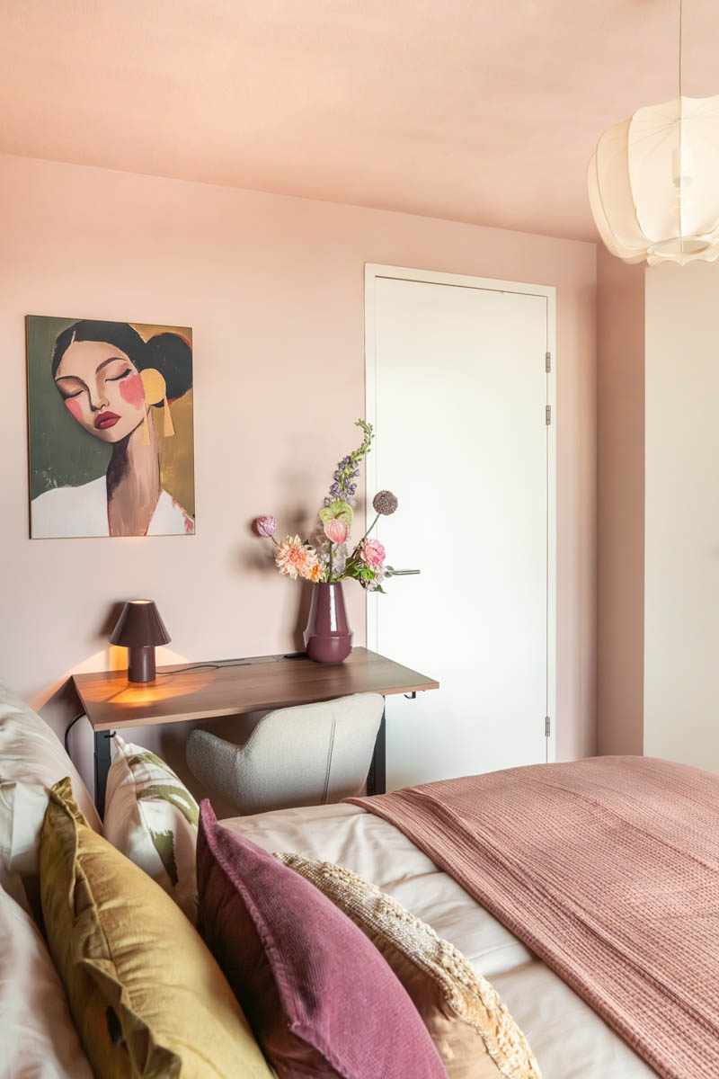 Doortje Make-over met kunstwerk van Werk aan de Muur Carla van Iersel, Rhode kunstbloemen