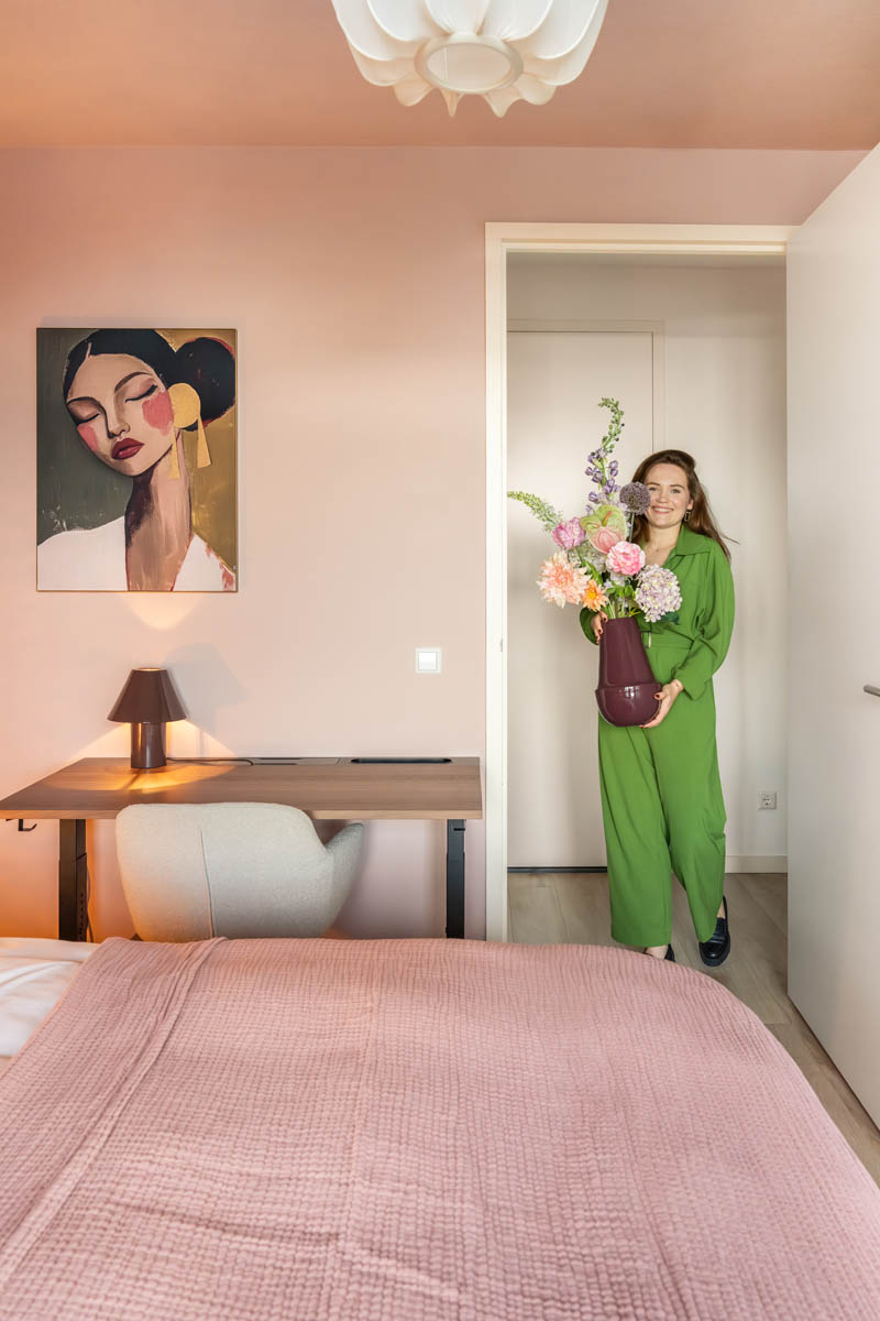 Doortje met Rhode kunstbloemen en Werk aan de Muur Carla van Iersel. Slaapkamer met roze accenten