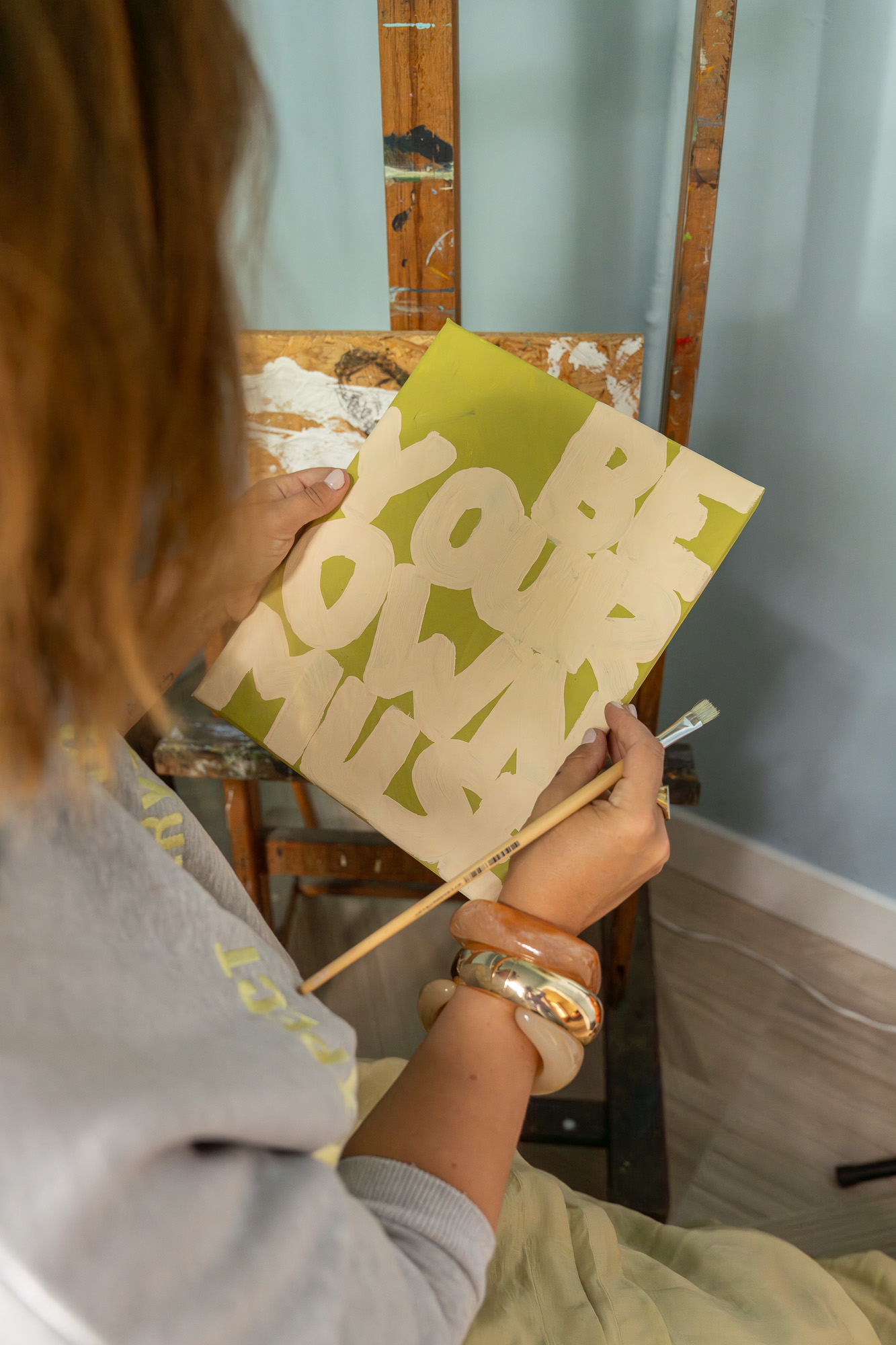 Sofie aan de slag met Kleur van het Jaar met een kunstwerk in de kleur Secret Safari