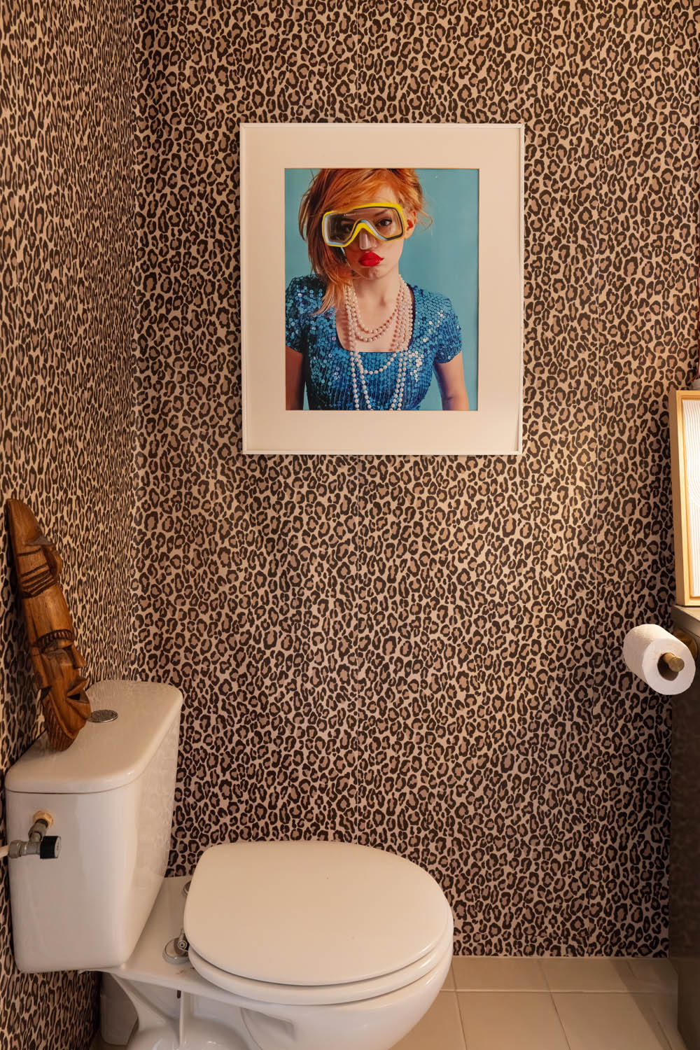 Bettina's vakantiehuis make-over met behang over tegels