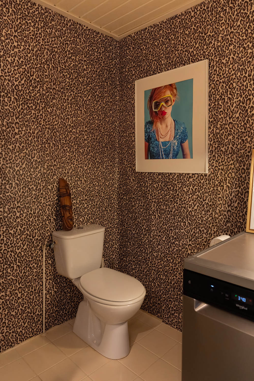 Behangen over tegels: Bettina deed het in haar vakantiehuis 