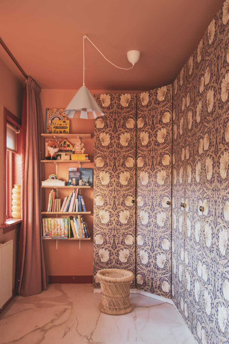 IKEA hack ZEBRASÄV: zo maak je voor minder dan €10 een designlamp met verf (DIY stappenplan) - Hanglamp met checkerspatroon.