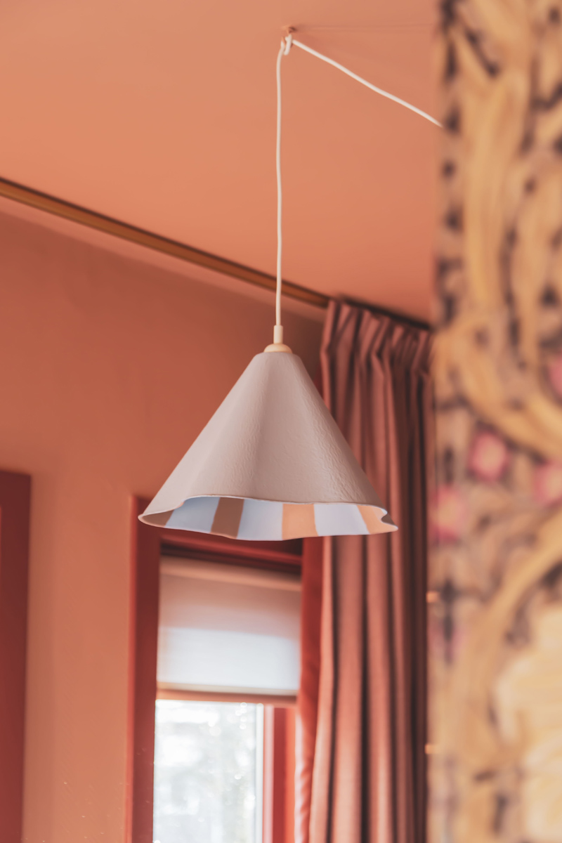 IKEA hack ZEBRASÄV: zo maak je voor minder dan €10 een designlamp met verf (DIY stappenplan) - Hanglamp met checkerspatroon.