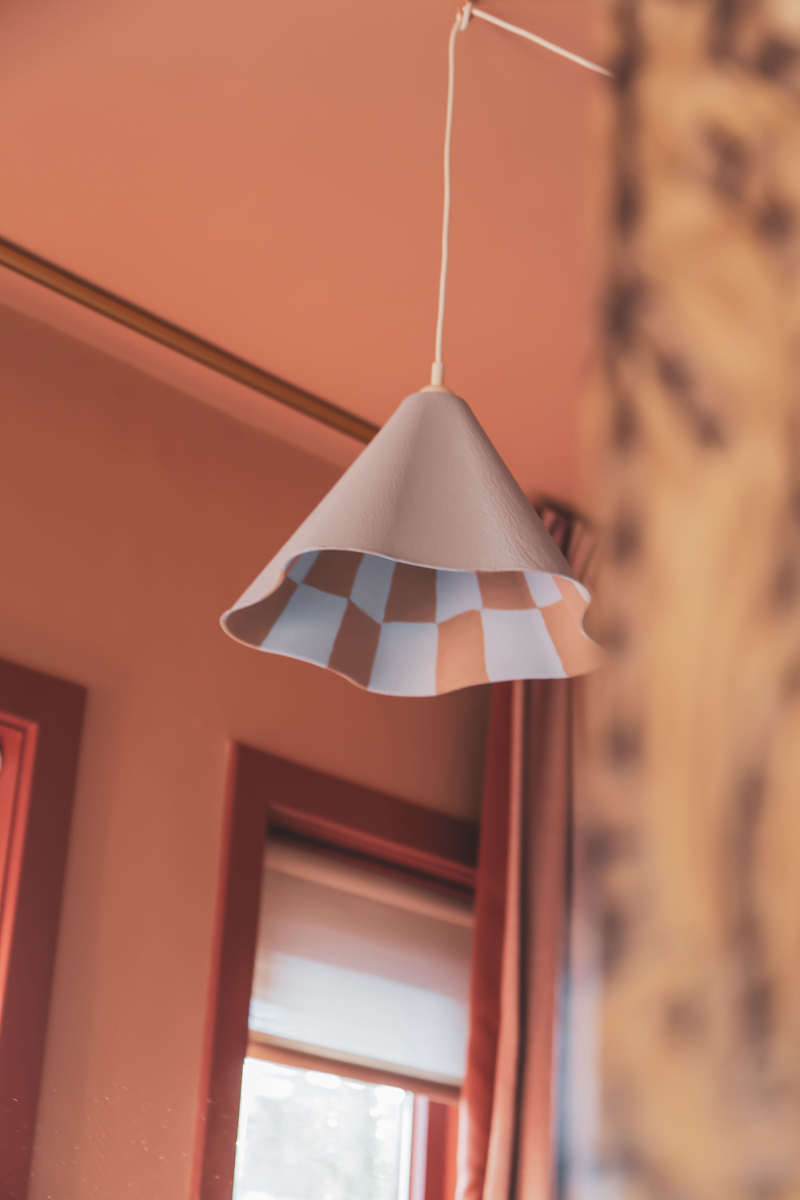 IKEA hack ZEBRASÄV: zo maak je voor minder dan €10 een designlamp met verf (DIY stappenplan) - Hanglamp met checkerspatroon.