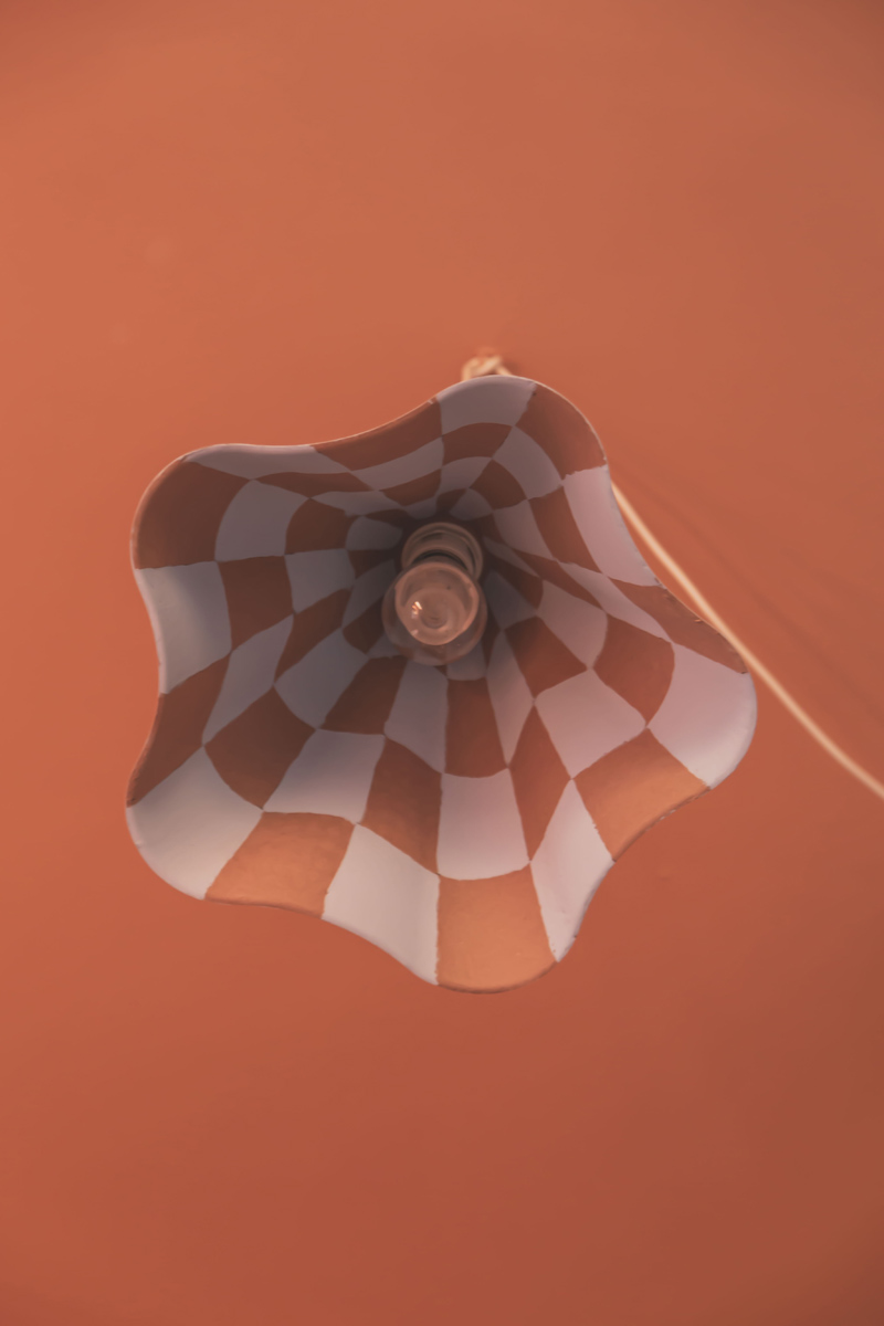 IKEA hack ZEBRASÄV: zo maak je voor minder dan €10 een designlamp met verf (DIY stappenplan) - Hanglamp met checkerspatroon.