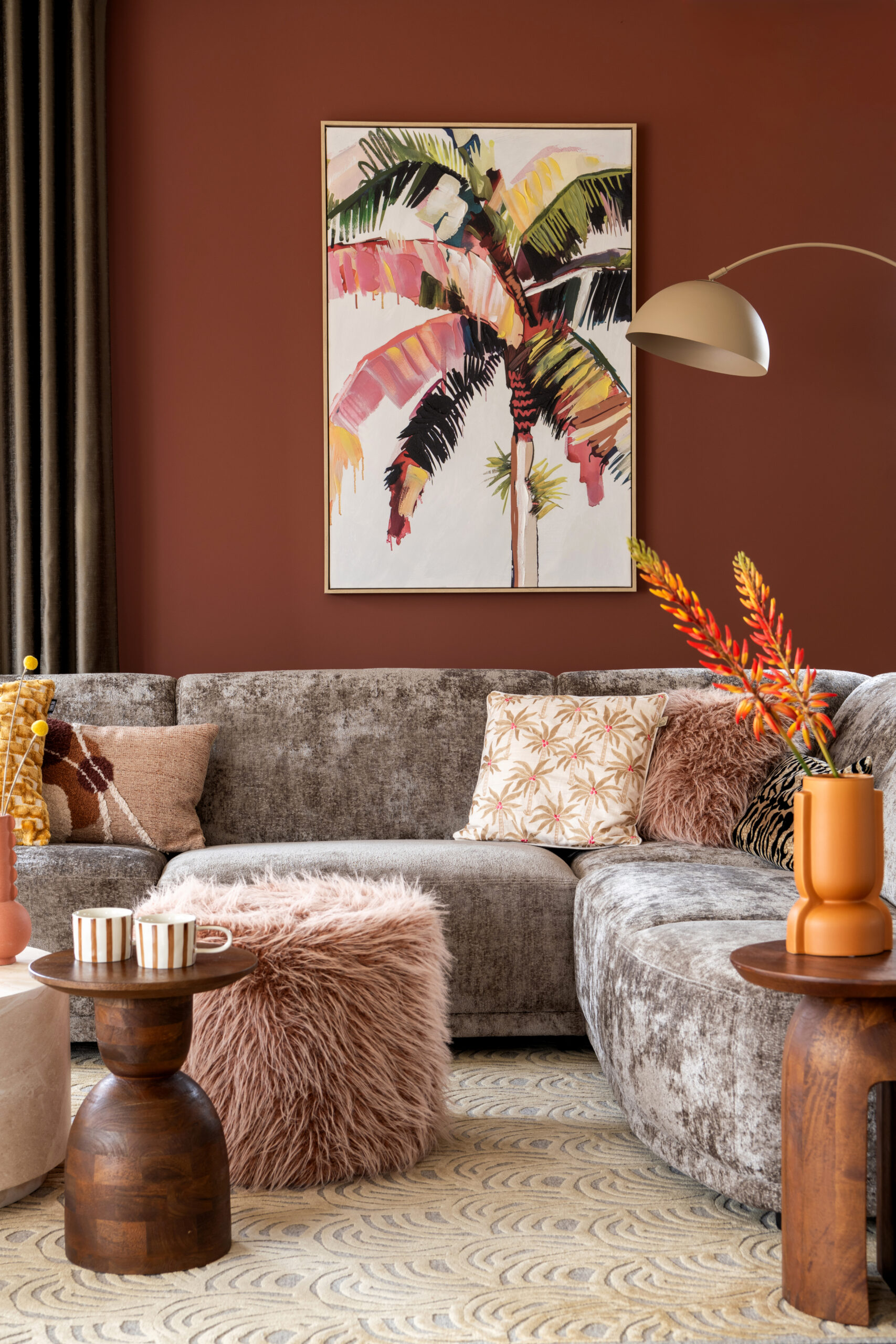 Zithoek make-over met modulaire bank van Bommel Wonen en roze accenten in een lichte woonkamer