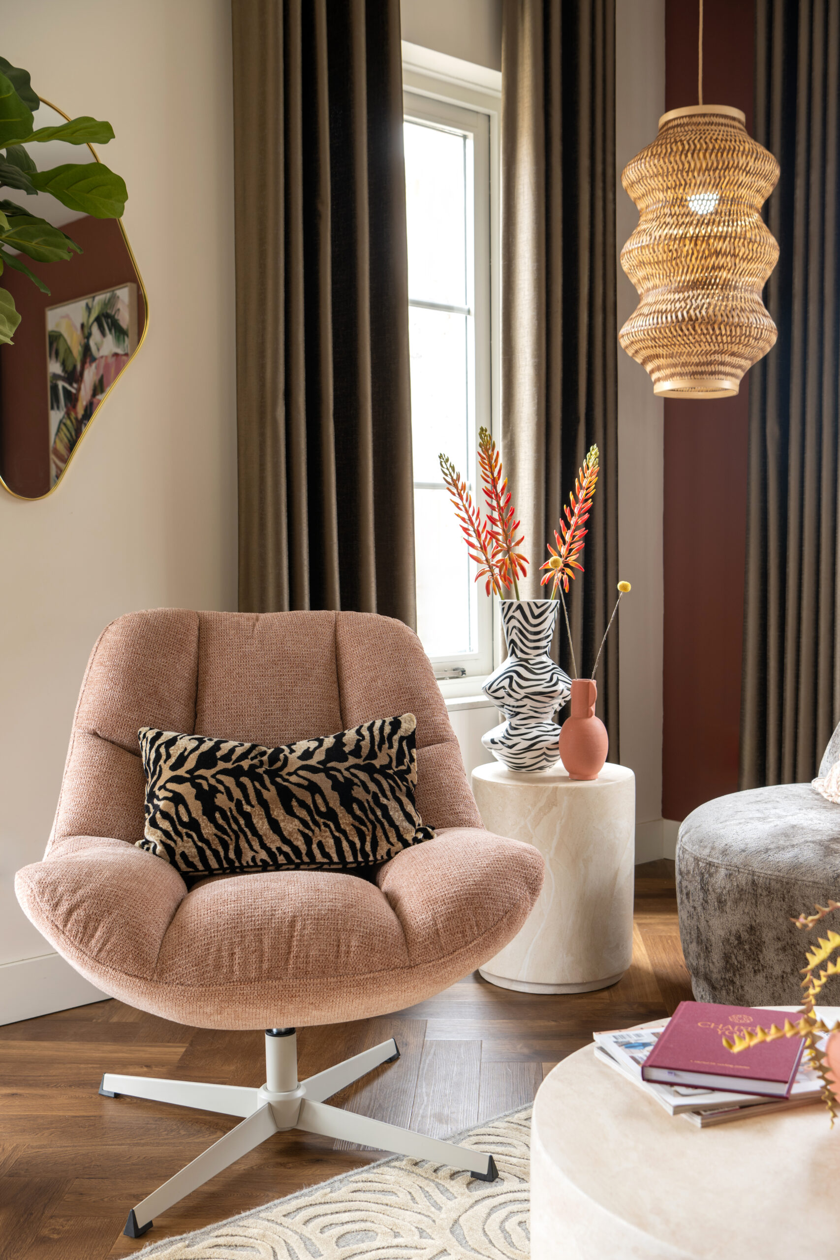 Comfortabele draaifauteuil in roze tint als onderdeel van deze familiezithoek make-over
