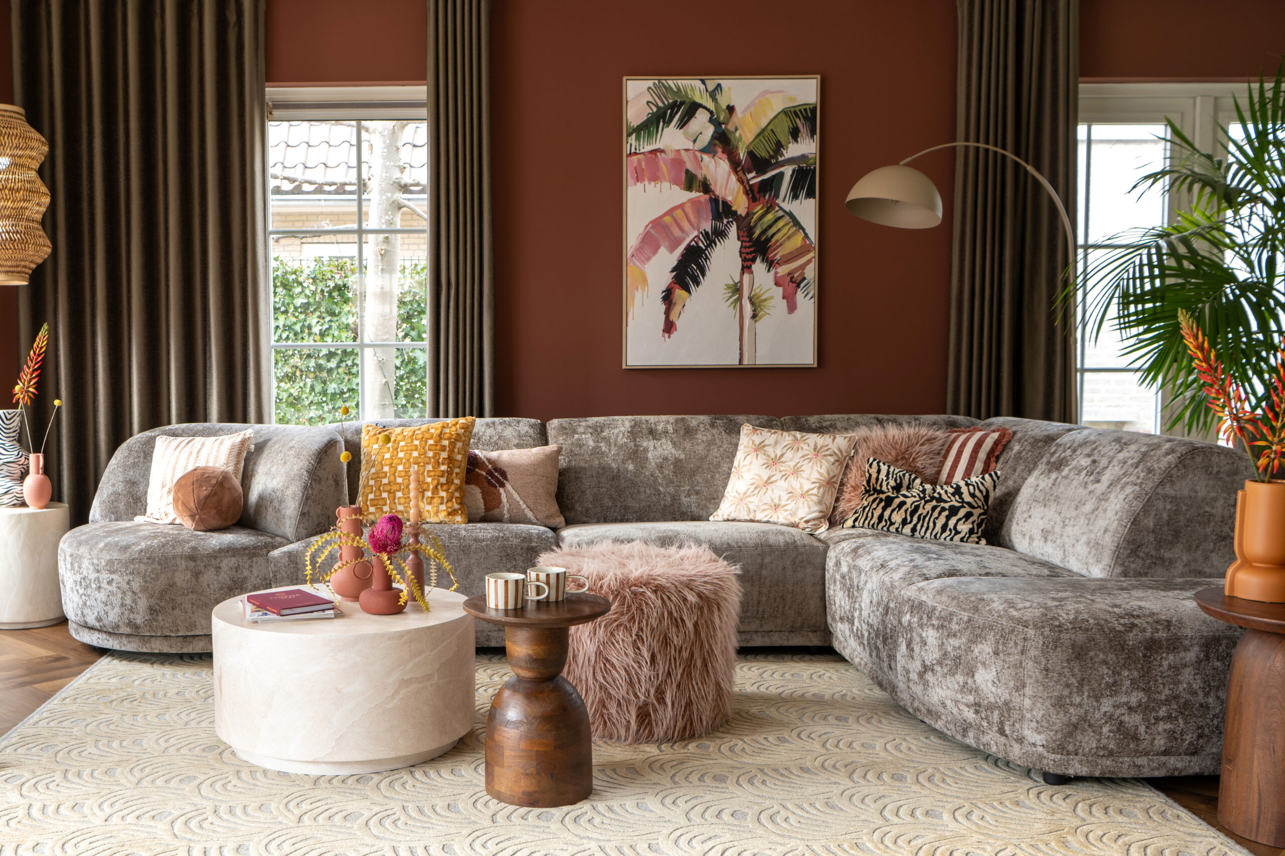 Zithoek make-over door Sofie: grote woonkamer met modulaire bank, roze fauteuil en okergeel vloerkleed