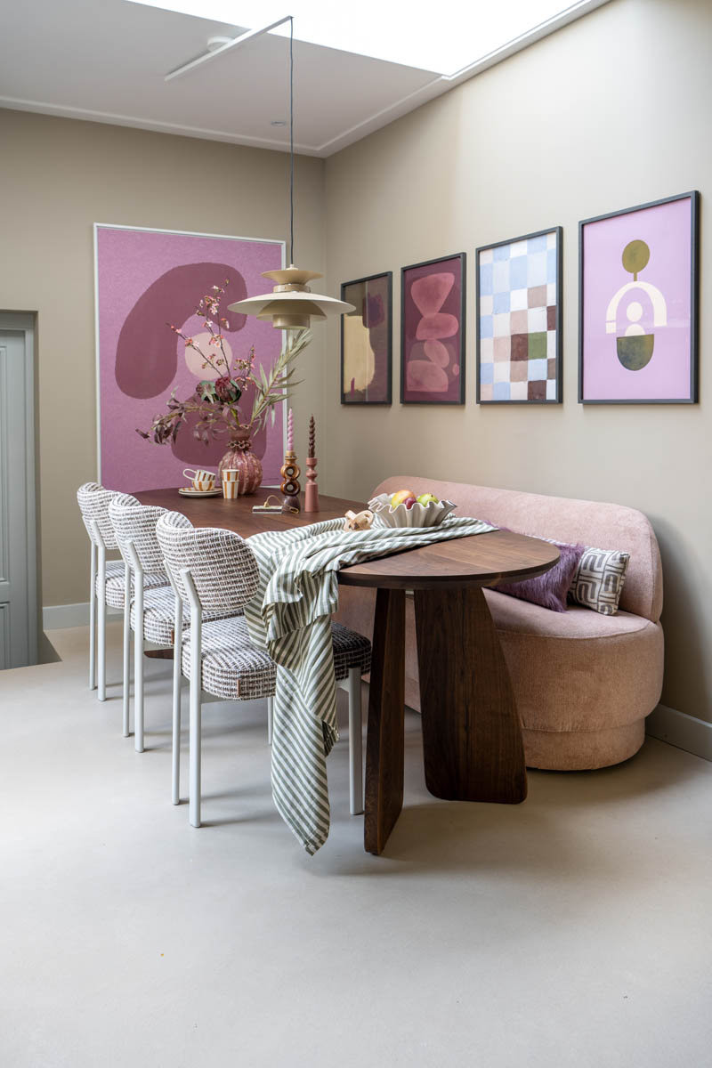 Eethoek make-over met walnoothouten tafel en warme kleuren
