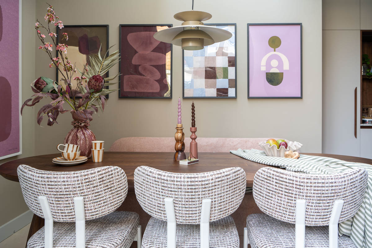 Eethoek met zachte stoffen en warme tinten