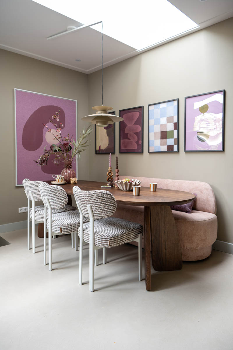 Eethoek make-over met roze eetbank en lichte eetkamerstoelen