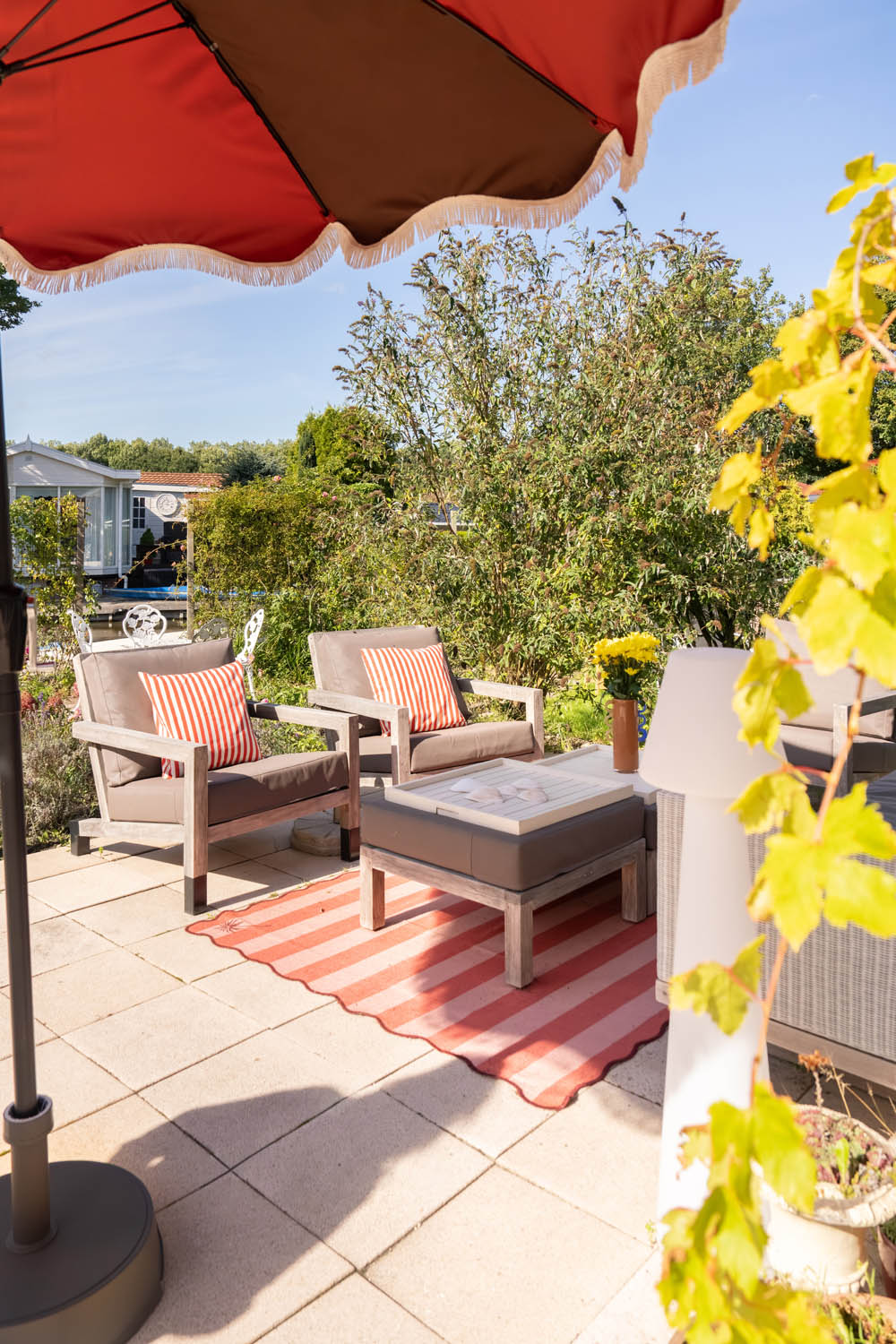 Buitenplek Bettina vakantiehuis met buitenkleed The Home Style Club x Rozenkelim