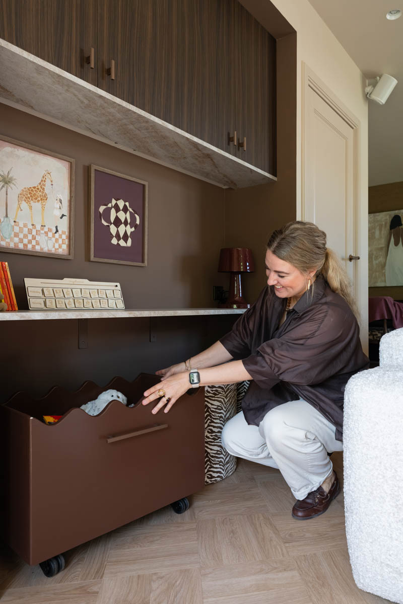 Speelgoed netjes opgeborgen in een luxe DIY speelhoek