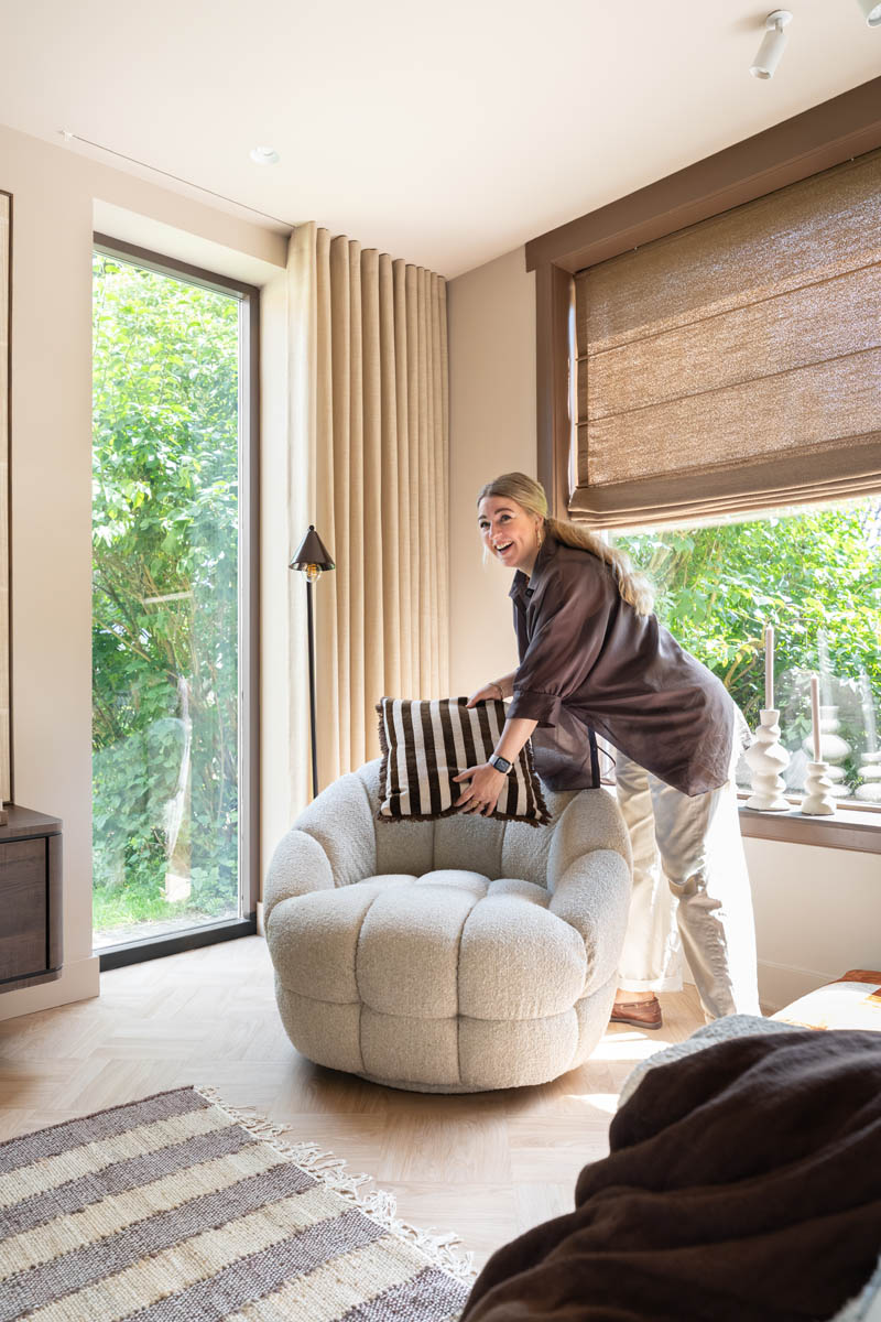 Complete woonkamer make-over waarbij de zithoek groter oogt door een slimme indeling