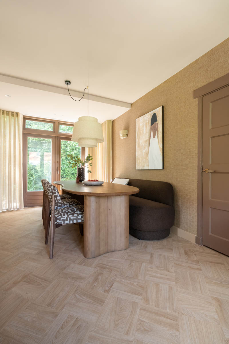 Shop de look van de make-over van Amber. Smalle eethoek inrichten met tips.