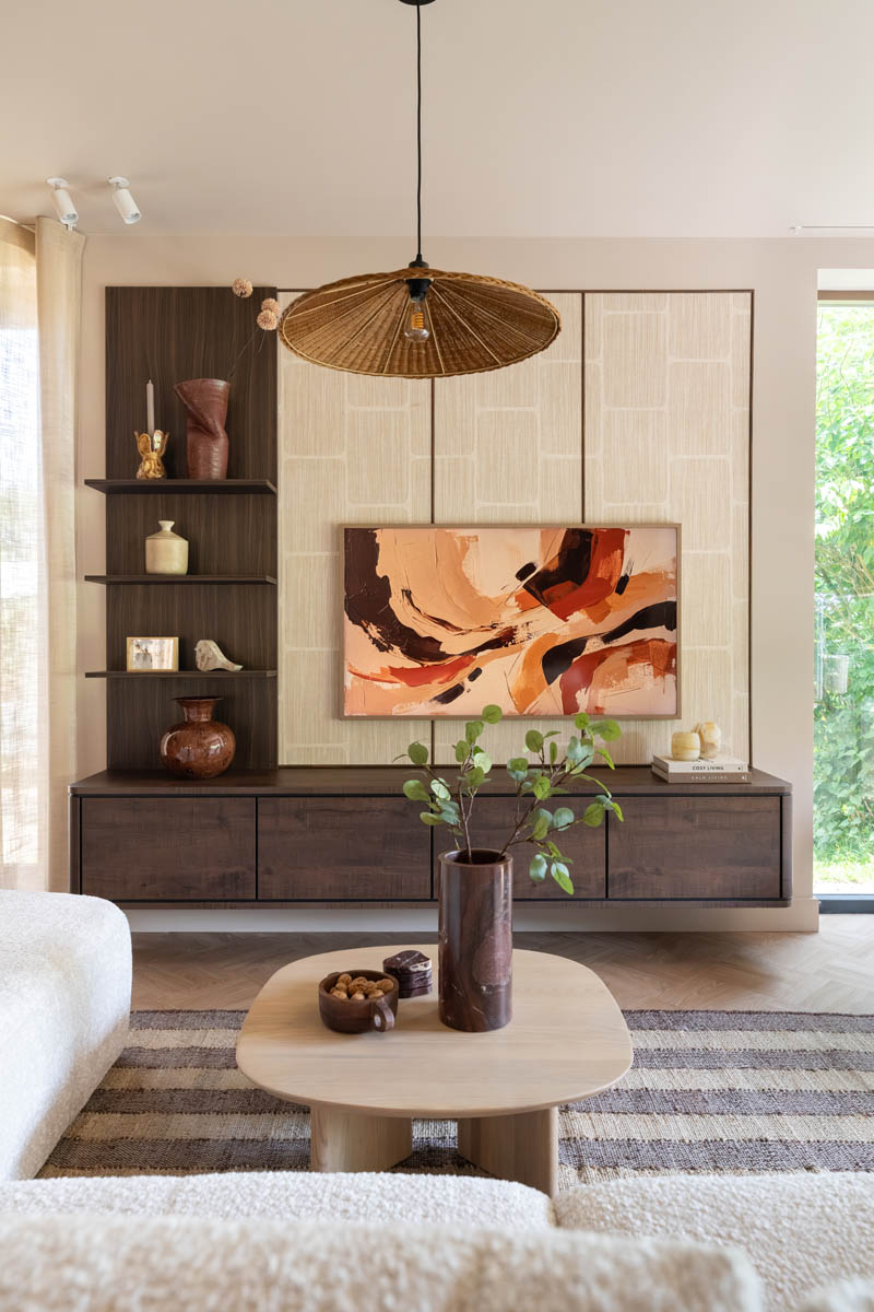 Luxe DIY tv wand in een warme woonkamer met houten decorpanelen en design tv-meubel.