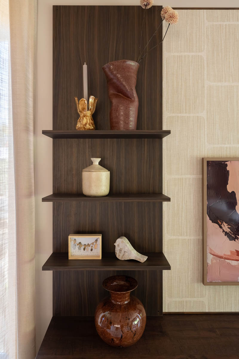 DIY tv wand gestyled met vazen, boeken en woonaccessoires voor een luxe uitstraling.