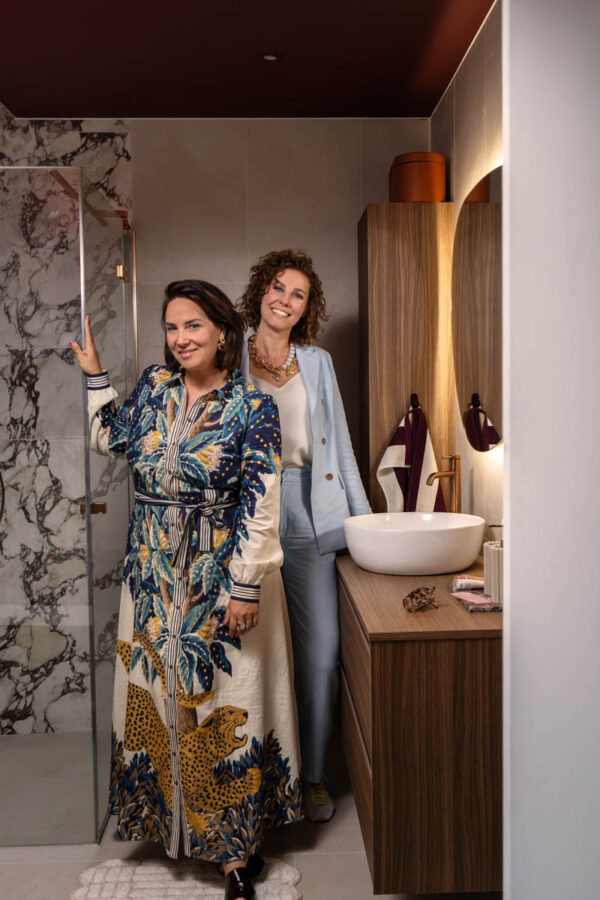 The Home Style Club - Merlot Marble badkamer - Calacatta viola badkamertegels met Enchanting Eggplant van Histor op de muren en het plafond van de badkamer.