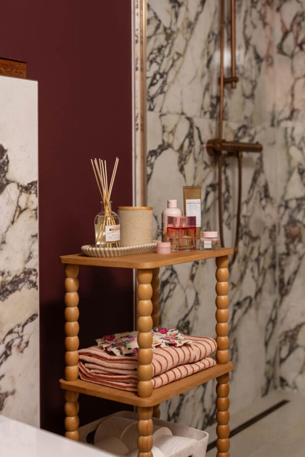 The Home Style Club - Merlot Marble badkamer - Calacatta viola badkamertegels met Enchanting Eggplant van Histor op de muren en het plafond van de badkamer.