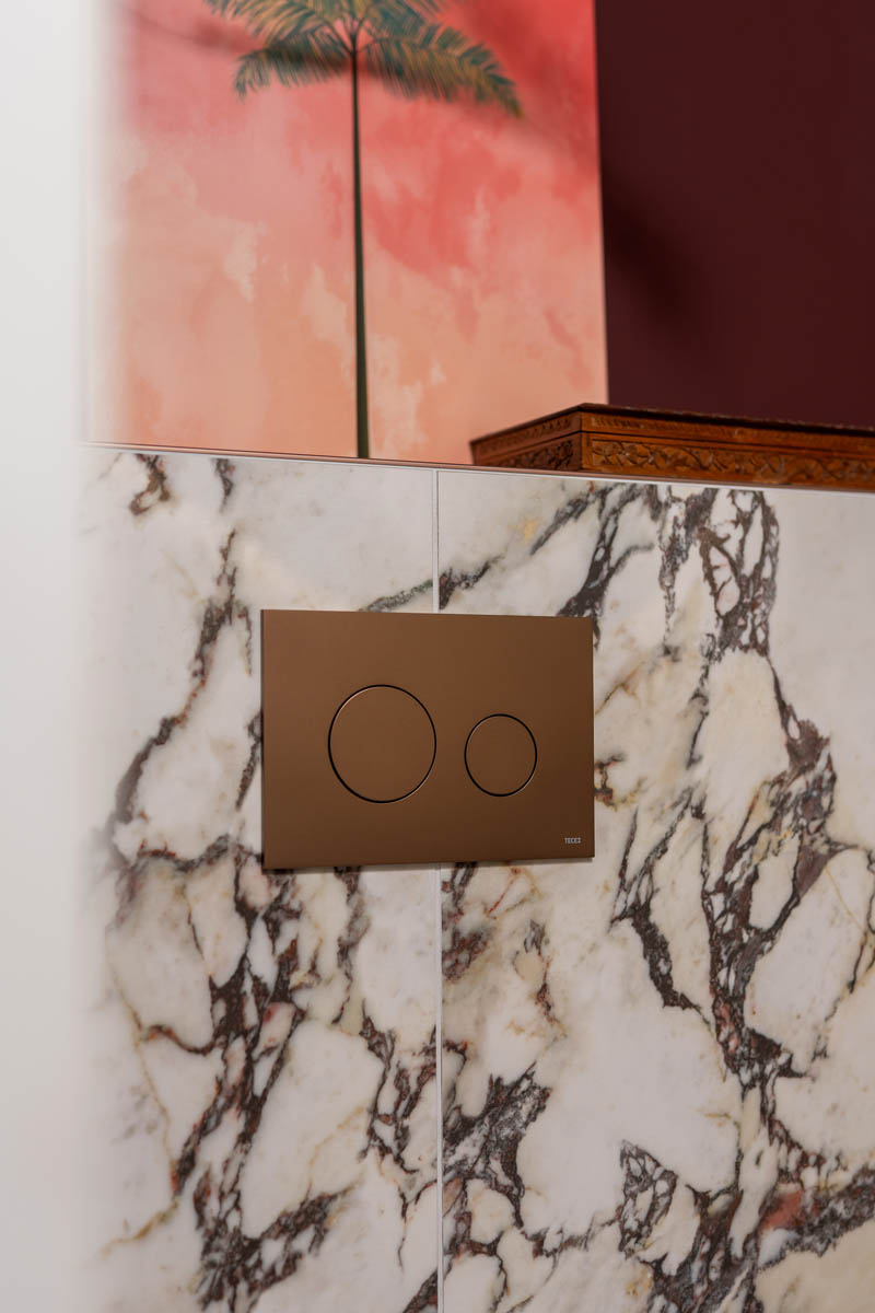 The Home Style Club - Merlot Marble badkamer - Calacatta viola badkamertegels met Enchanting Eggplant van Histor op de muren en het plafond van de badkamer.