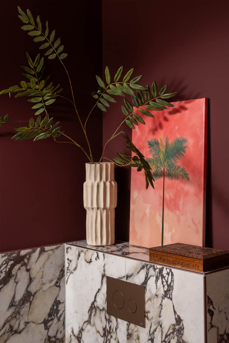 The Home Style Club - Merlot Marble badkamer - Calacatta viola badkamertegels met Enchanting Eggplant van Histor op de muren en het plafond van de badkamer.