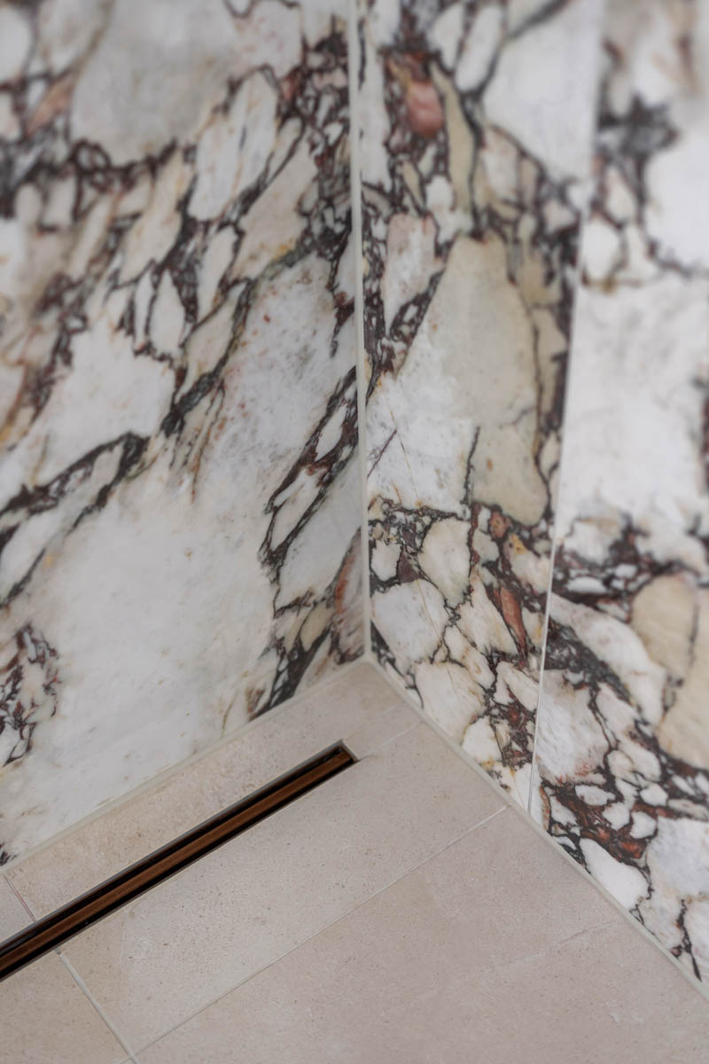 The Home Style Club - Merlot Marble badkamer - Calacatta viola badkamertegels met Enchanting Eggplant van Histor op de muren en het plafond van de badkamer.