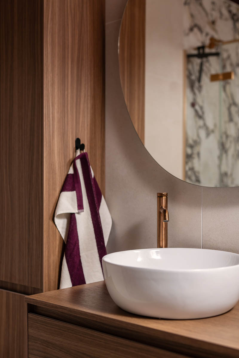 The Home Style Club - Merlot Marble badkamer - Calacatta viola badkamertegels met Enchanting Eggplant van Histor op de muren en het plafond van de badkamer.