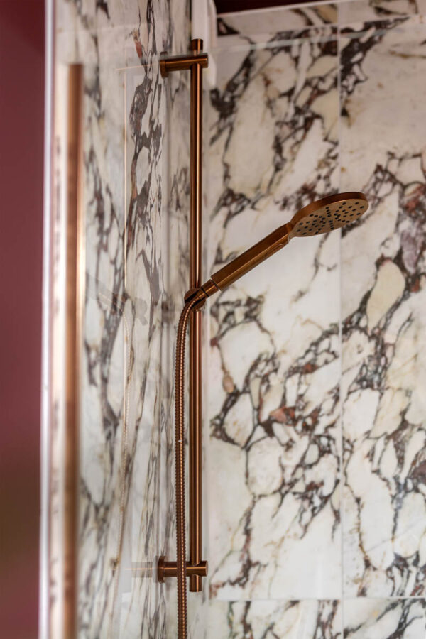 The Home Style Club - Merlot Marble badkamer - Calacatta viola badkamertegels met Enchanting Eggplant van Histor op de muren en het plafond van de badkamer.