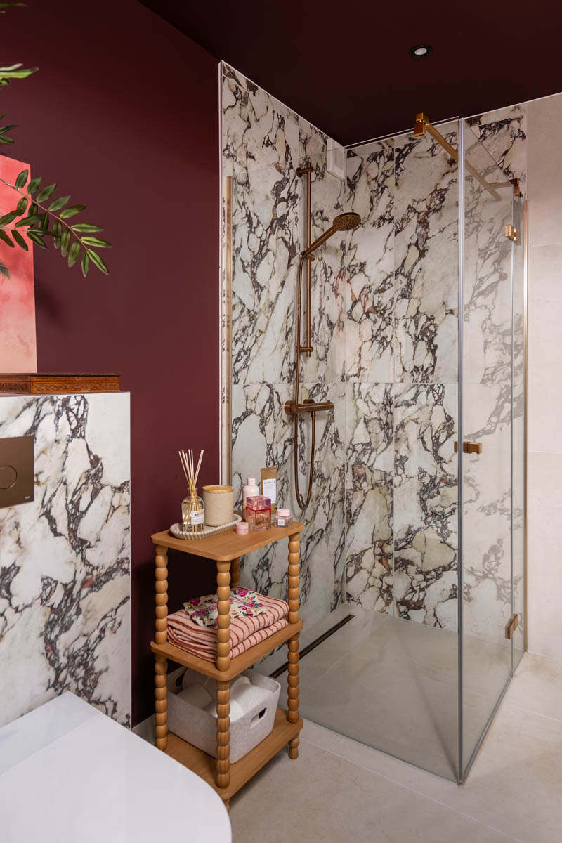 The Home Style Club - Merlot Marble badkamer - Calacatta viola badkamertegels met Enchanting Eggplant van Histor op de muren en het plafond van de badkamer.