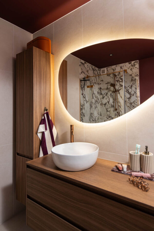 The Home Style Club - Merlot Marble badkamer - Calacatta viola badkamertegels met Enchanting Eggplant van Histor op de muren en het plafond van de badkamer.