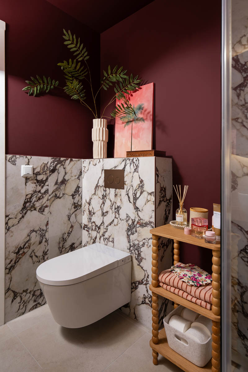 The Home Style Club - Merlot Marble badkamer - Calacatta viola badkamertegels met Enchanting Eggplant van Histor op de muren en het plafond van de badkamer.